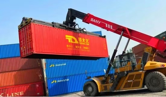 图为铁大大波兰物流园区正在作业.jpg